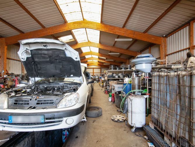 RPC033 voiture blanche dans le garage capot ouvert