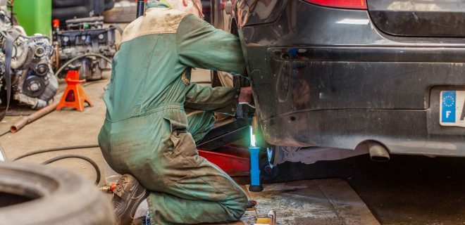 RPC035 mécanicien répare une roue de voiture