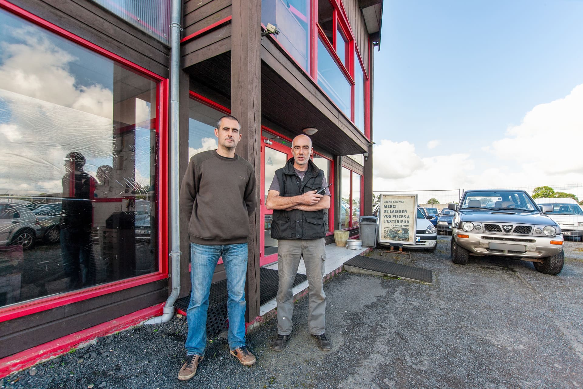 gérant devant l'entreprise