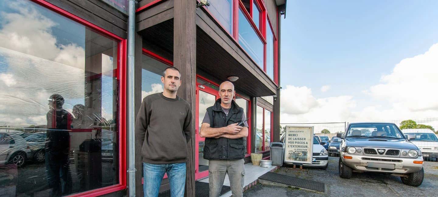 Equipe Demauto devant la casse auto